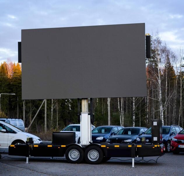 景川LED广告拖车抵达芬兰波尔沃