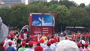 上海莘庄人民用景川移动广告车歌唱新中国，共庆祖国70周岁华诞