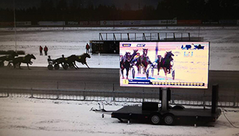景川EF12型LED广告拖车在芬兰赛马场